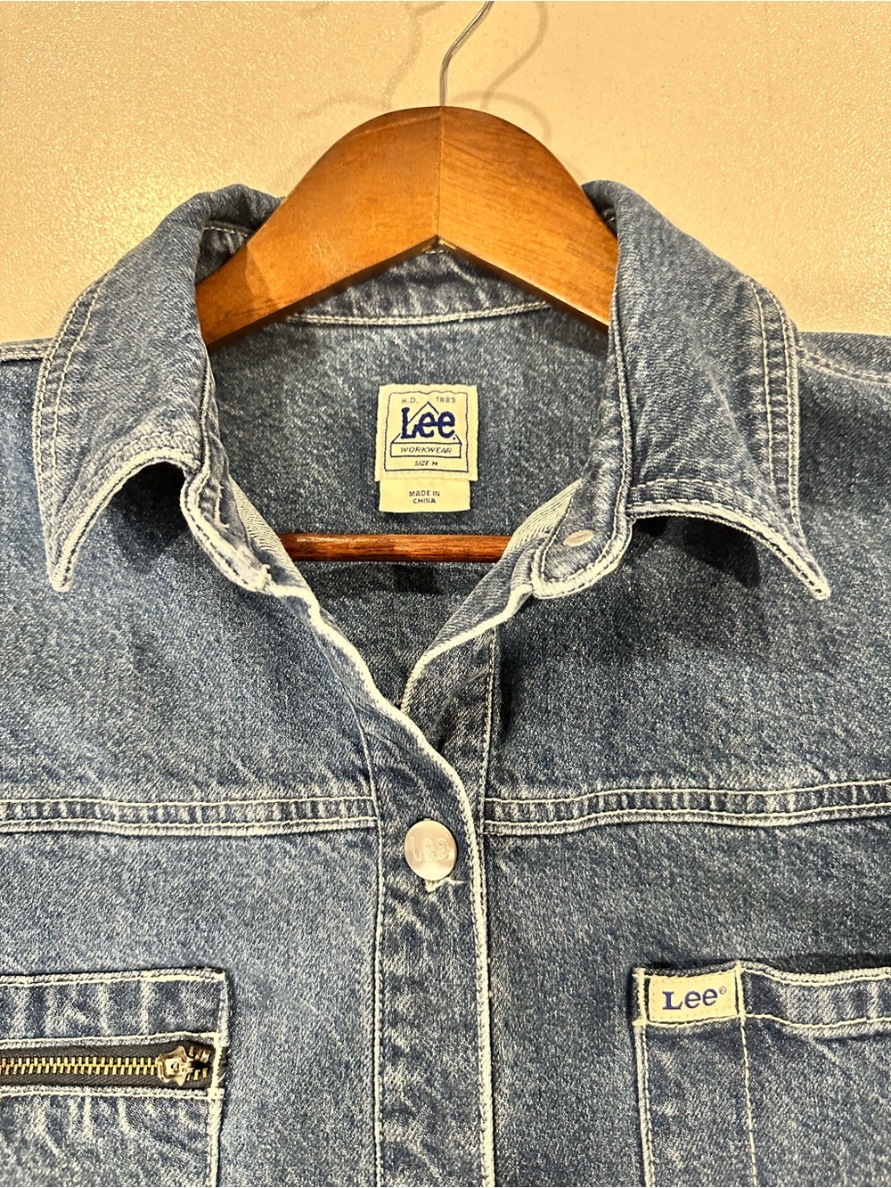 Vintage Women’s Lee Denim Buttoned Shirt Jacket w/ Unique Front Pockets, Size M - Picture 10 of 15